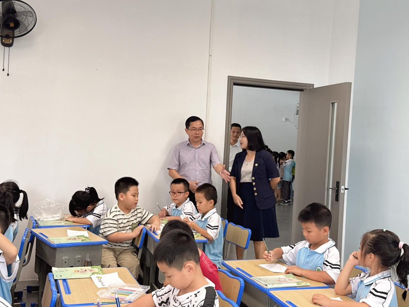 海南省教育厅陈振华一行到 久久小说
调研指导工作