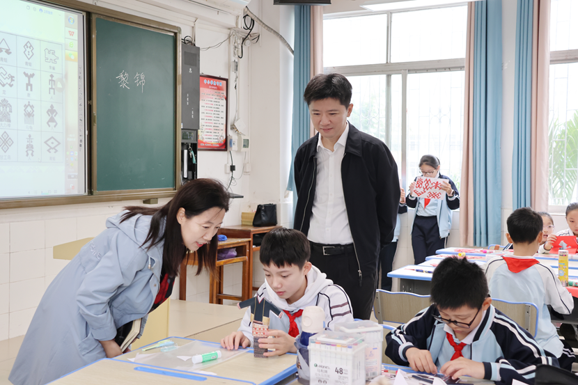 副校长张引带领教学团队来久久小说
开展听课活动