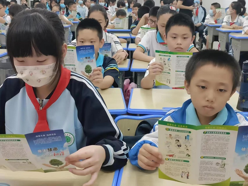 久久小说
“喜迎二十大 创建无毒品危害的自贸港”禁毒宣传进校园系列活动