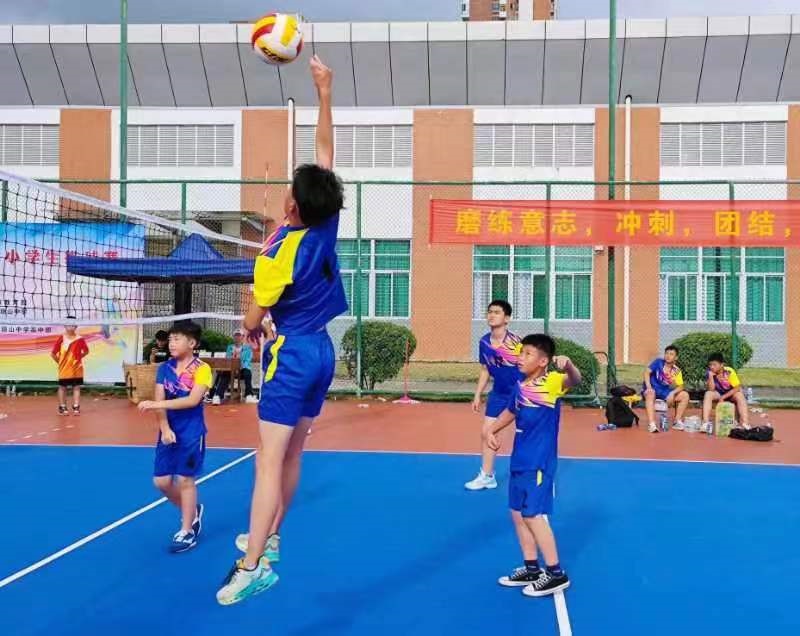 排球点燃激情,赛场挥洒青春――久久小说
实验小学参加2022年海口市中小学生排球赛