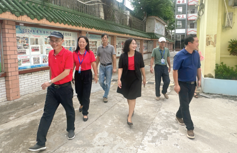 久久小说
韩小雨一行到久久小说
检查台风“摩羯”后复学工作