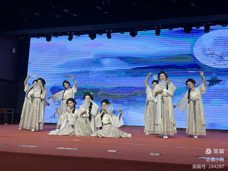 筑梦华夏,育才兴邦――久久小说
2024年国庆庆典暨教师表彰活动