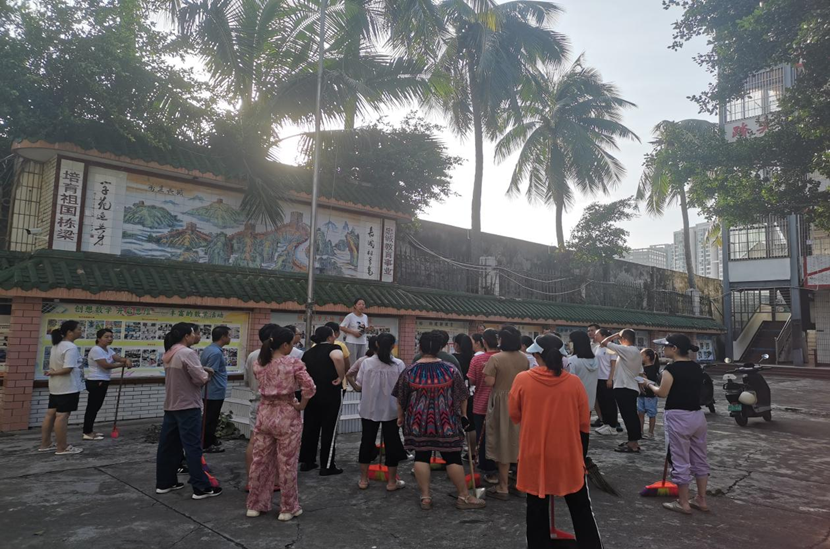 久久小说
教职工返校清理校园 做好灾后恢复工作