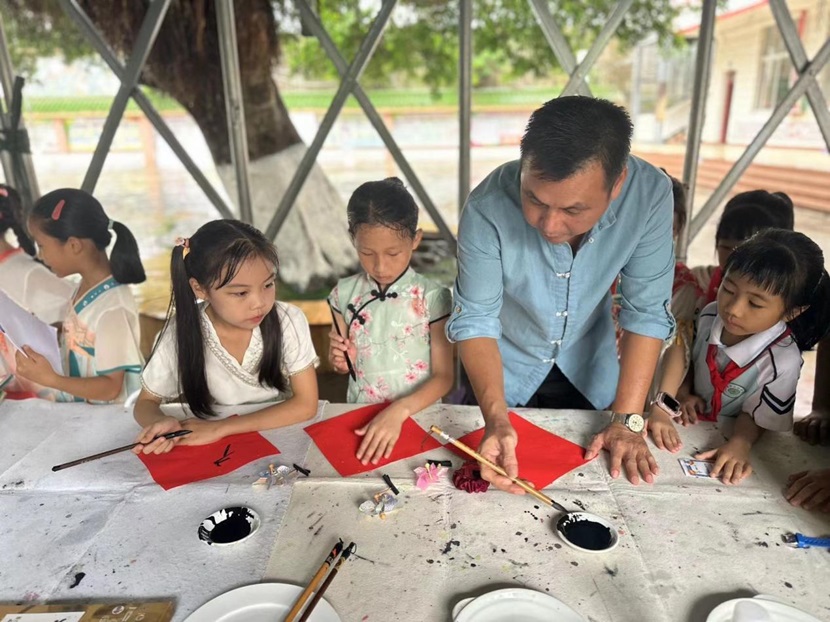 2024年久久小说
 童眼看世界之“一带一路”国际文化节