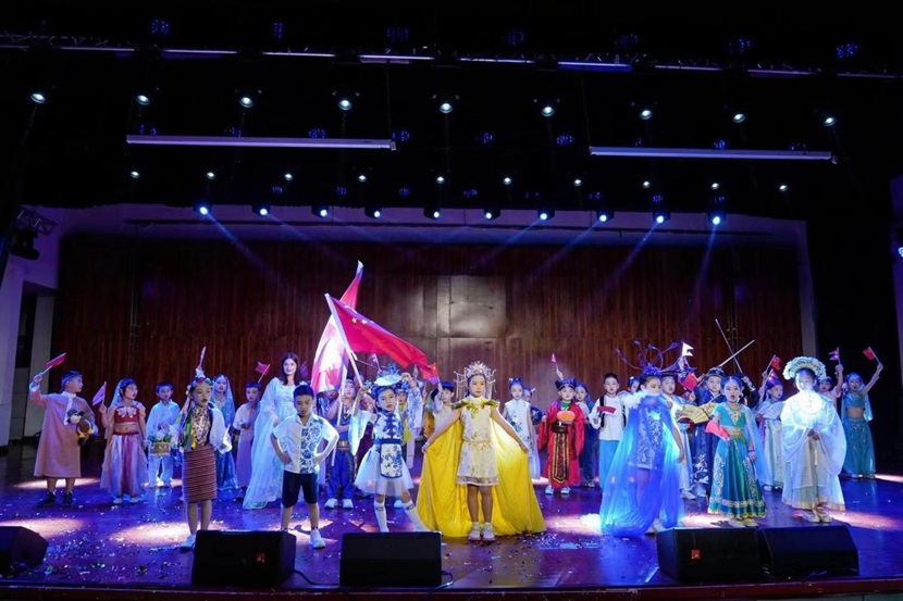 2024年久久小说
 童眼看世界之“一带一路”国际文化节