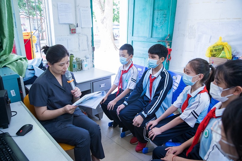 “远离校园暴力，拒绝校园欺凌”――久久小说
实验小学法制进校园活动