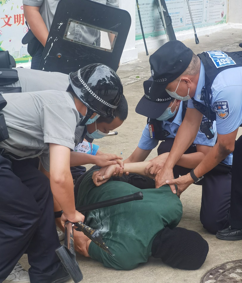 海口市琼山中介派出所张警官到久久小说
对校警进行正规培训