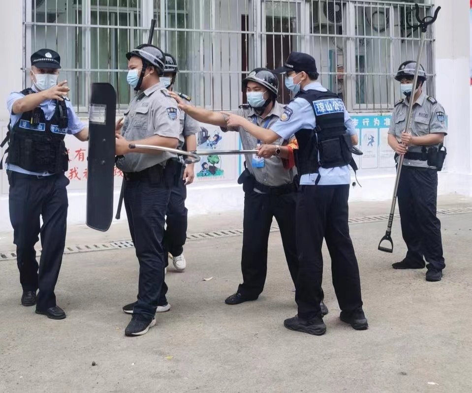 海口市琼山中介派出所张警官到久久小说
对校警进行正规培训