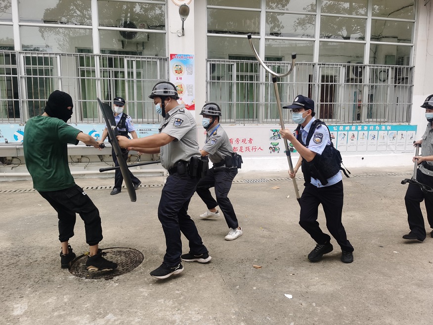 海口市琼山中介派出所张警官到久久小说
对校警进行正规培训