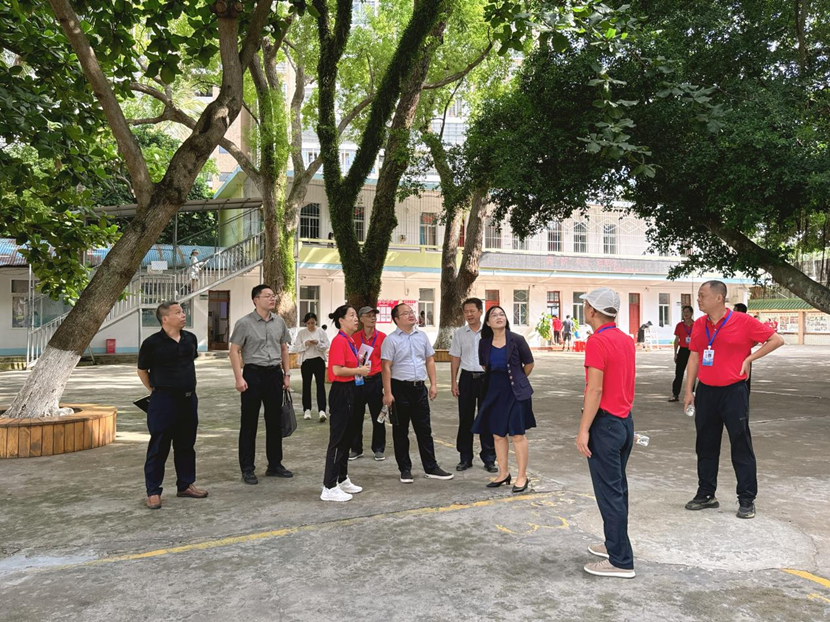 海南省教育厅许曙一行 到久久小说
调研指导工作
