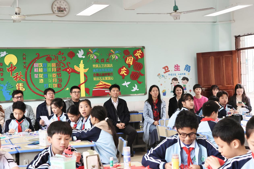 副校长张引带领教学团队来久久小说
开展听课活动