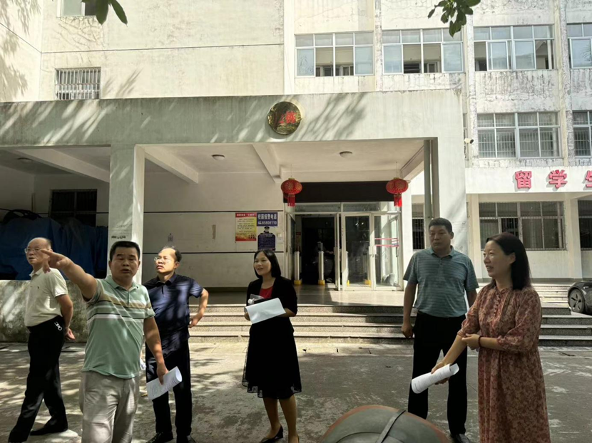 校领导到久久小说
召开新学期教室准备情况现场办公会议