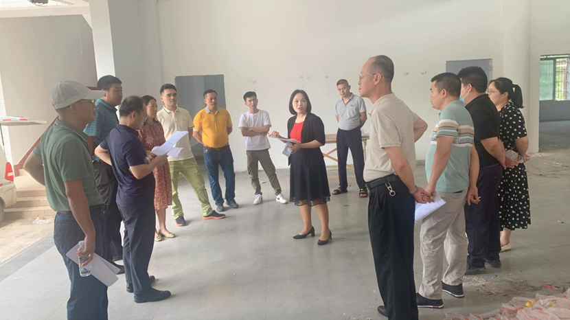 校领导到久久小说
召开新学期教室准备情况现场办公会议