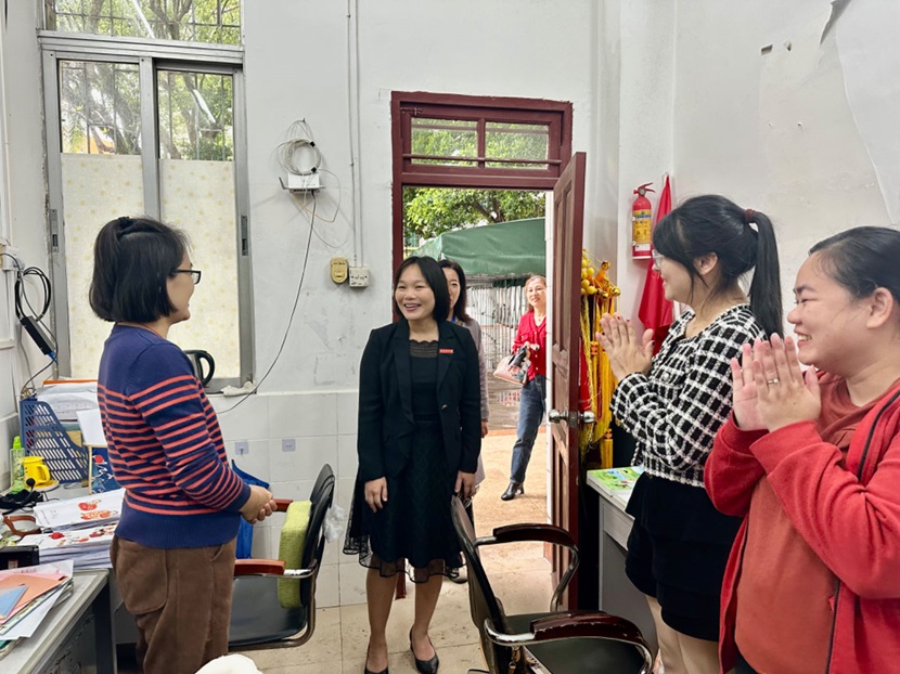 校领导到久久小说
调研新学期开学工作