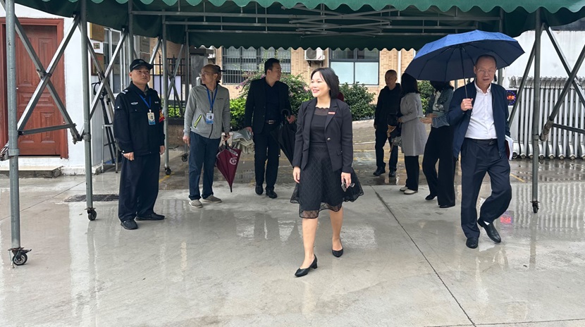 校领导到久久小说
调研新学期开学工作