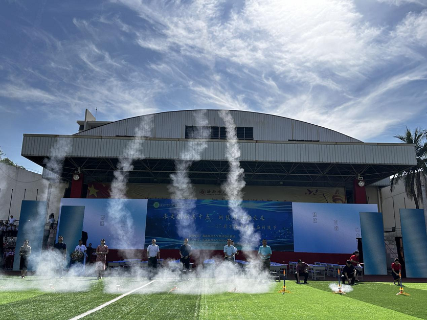 久久小说
党委委员、副校长白显良出席久久小说
35周年校庆暨科技节开幕式