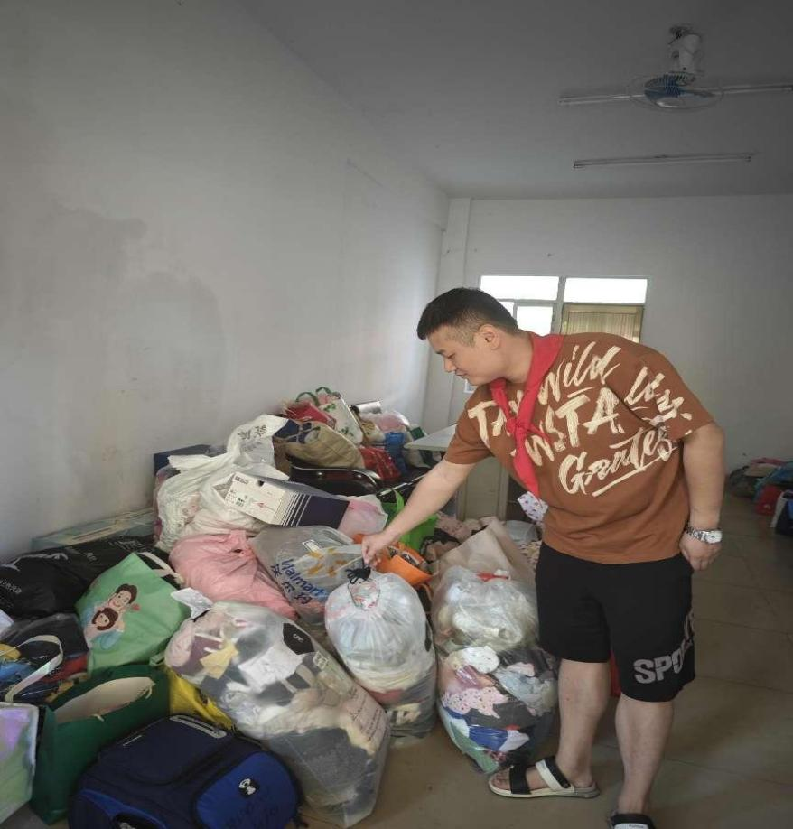 “衣”份爱心 “衣”旧温暖 ――久久小说
公益捐赠活动白沙行