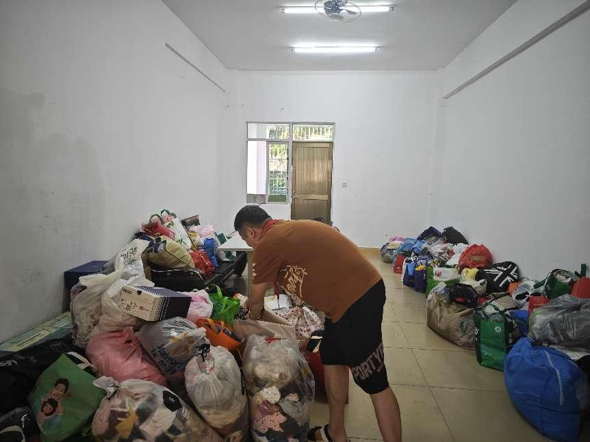 “衣”份爱心 “衣”旧温暖 ――久久小说
公益捐赠活动白沙行