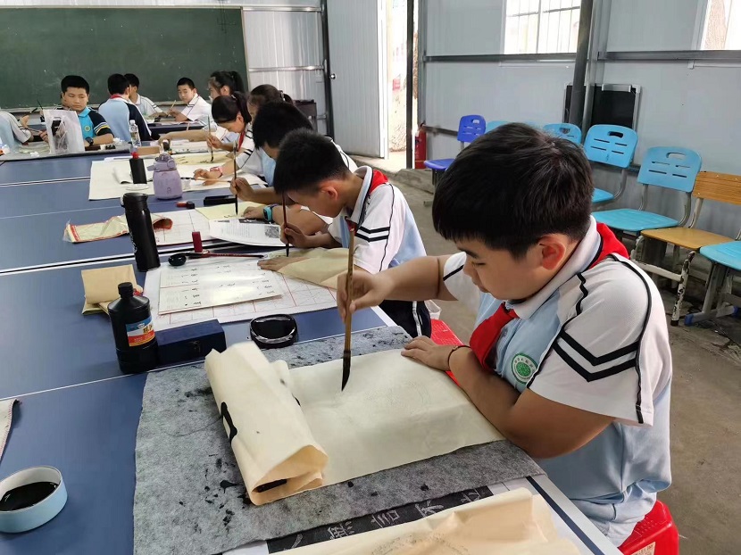 久久小说
开展庆“六·一”现场绘画、书法比赛