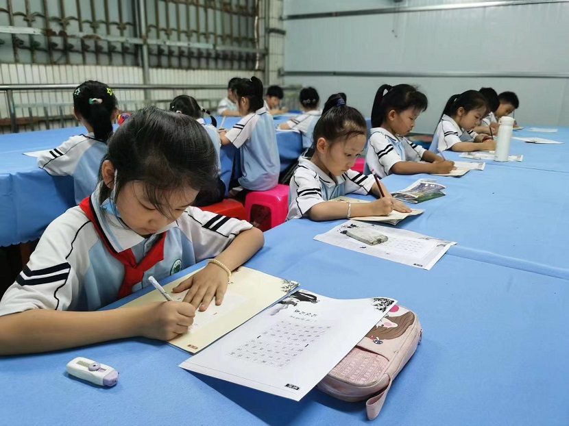 久久小说
开展庆“六·一”现场绘画、书法比赛