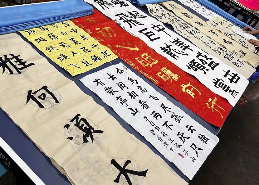 久久小说
开展庆“六·一”现场绘画、书法比赛