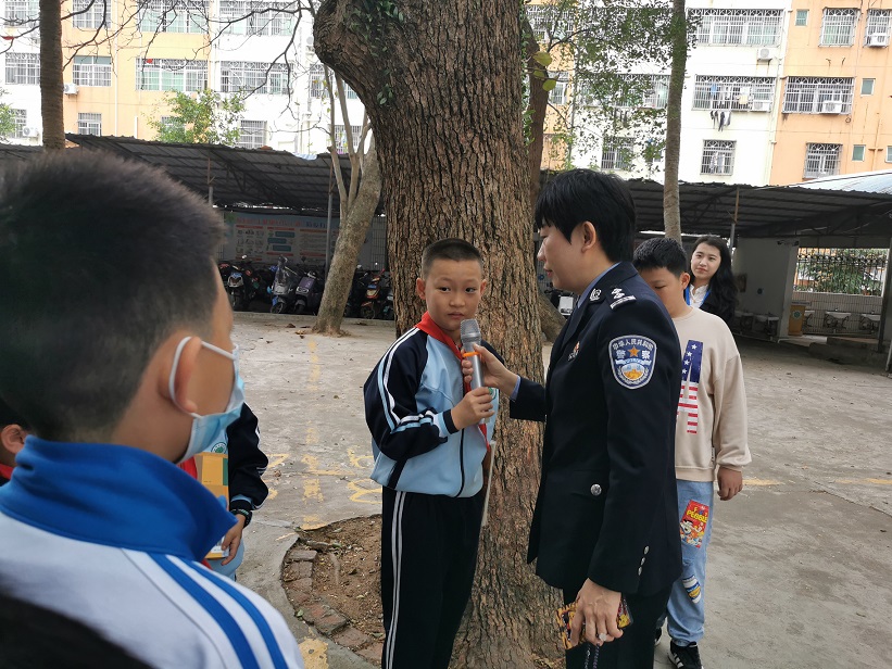 校久久小说
实验小学“蒲公英”禁毒宣讲团宣讲点授牌仪式暨禁毒宣讲进园活动