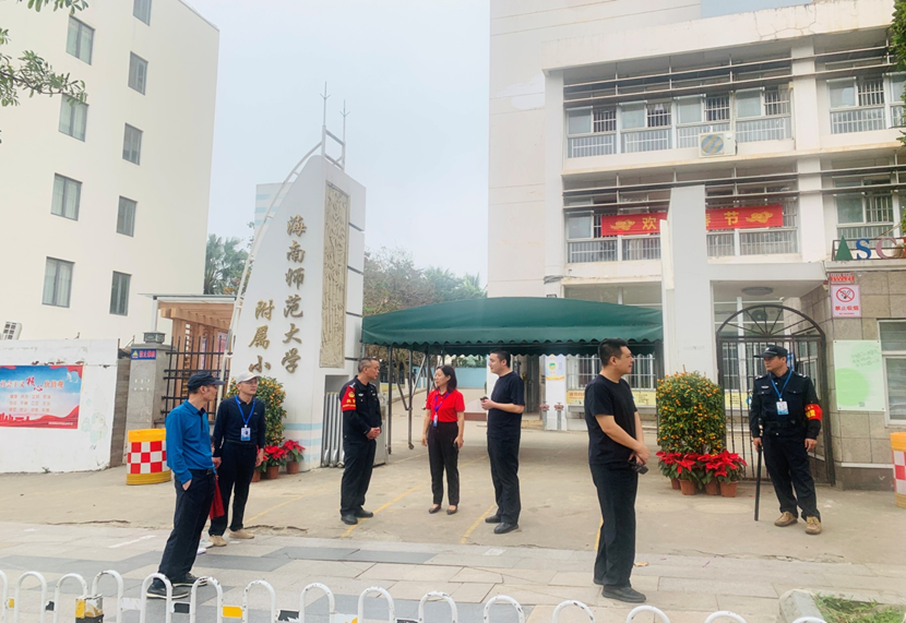 琼山区忠介派出所许健一行到 久久小说
进行安全检查指导工作