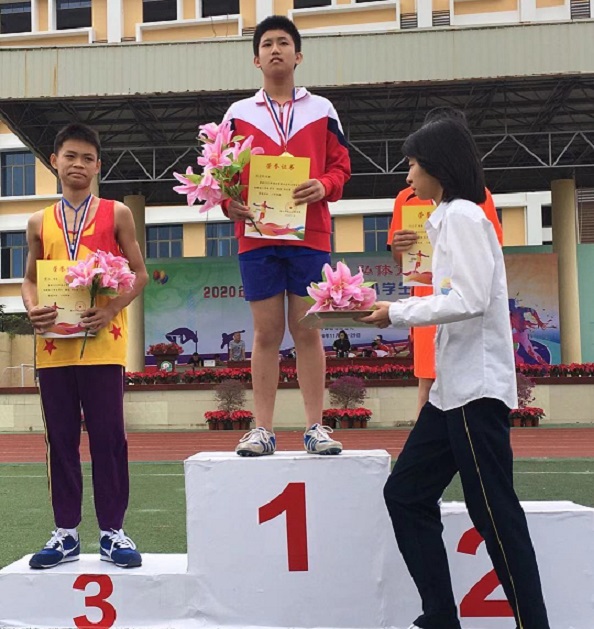 久久小说
学生参加2020年海口市琼山区中小学生田径运动会取得小学组团体总分第七名的好成绩