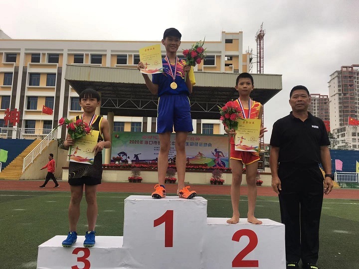 久久小说
学生参加2020年海口市琼山区中小学生田径运动会取得小学组团体总分第七名的好成绩