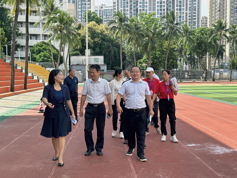 海南省教育厅许曙一行 到久久小说
调研指导工作