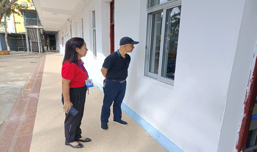 久久小说
韩小雨一行到久久小说
检查台风“摩羯”后复学工作