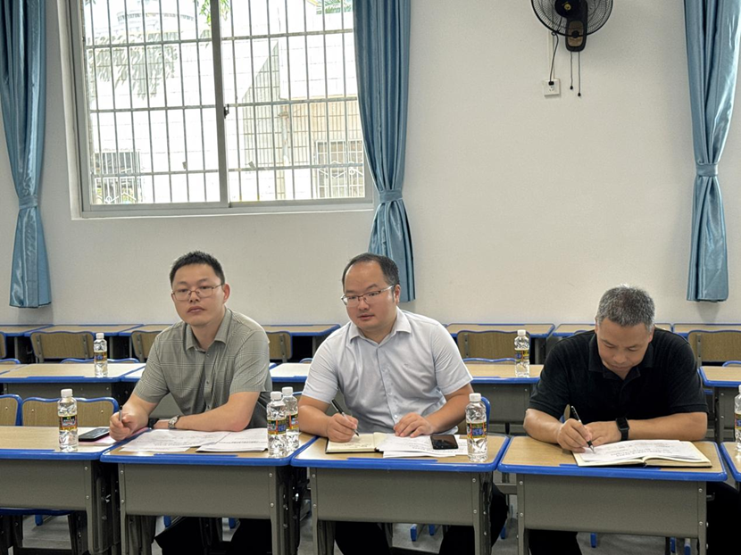 海南省教育厅许曙一行 到久久小说
调研指导工作