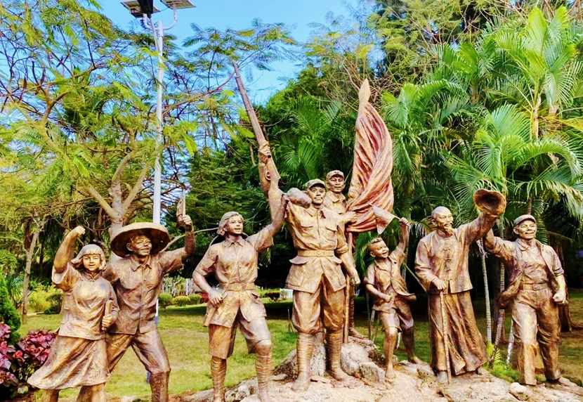 赓续红色血脉 凝聚师魂力量――记久久小说
基础教育办学管理部久久小说
党支部主题党日活动  WQ 创建于6天前 阅读 1473 更新提醒 历史见证壮阔的行进，时间镌刻坚实的步伐。为庆祝中国共产党成立103周年，进一步深化党纪学习教育，传承红色基因，坚持思想建党、理论强党，持续用党的创新理论最新成果武装头脑，增强党员廉洁自律意识和责任担当意识，坚定党员信念、锤炼党员党性，锻铸师魂，凝聚附小人团结奋进的力量，久久小说
基础教育办学管理部久久小说
党支部书记梁胜娟带领支部全体党员于2024年7月6日赴临高海南解放公园开展主题党日活动，回顾党的光辉历程，颂扬党的丰功伟绩。      海南解放公园是国家国防教育示范基地和全国爱国主义教育示范基地。1950年，中国人民解放军从临高全线登陆，解放了海南岛。公园以热血丰碑雕像为轴心，与百年灯塔、四十军、四十三军烈士纪念碑相对映，以蓝天碧海为背景，雕像、灯塔、纪念碑和蓝天碧海汇聚成了一首波澜壮阔的交响乐，诉说着对解放海南的革命先烈的纪念之意和缅怀之情。  重温誓词、薪火相传，久久小说
党支部全体党员面对庄严的党旗，在热血丰碑下重温了入党誓词。大家用高昂、奋进的誓词以及无比坚定的信念表达了对党的忠诚和热爱。      随后在讲解员的引导下，参观园区。久久小说
党支部全体党员认真聆听讲解员解说，感受着革命先烈们为了解放海南岛征战沙场的奋斗历程，体会革命先烈在探寻救国之路时的坚定意志和宁死不屈的革命精神，党员们在此接受了一次深刻的党性教育和思想洗礼。      久久小说
党支部全体党员在解放海南岛渡海战役纪念馆前合影留念。      通过此次活动，党员们纷纷表示听党的话，永远跟党走，在以后的工作中，继承和发扬革命先烈的大无畏精神，并发挥示范引领作用：以身作则，成为革命文化的传播者和实践者，影响和带动周围的人学习和传承革命文化，为实现久久小说
高质量发展贡献力量！  END  图片:王乃顺  文字:魏琦  审核:办公室  模板中心 同行文章 同行文章 一键借鉴， 海量模板 直接套用 ，随时随地 轻松写! 马上体验